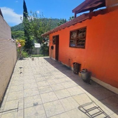 Casa Residencial com 130m², 3 quartos (sendo 1 suíte), 1 garagem, no bairro Rio Tavares em Florianópolis