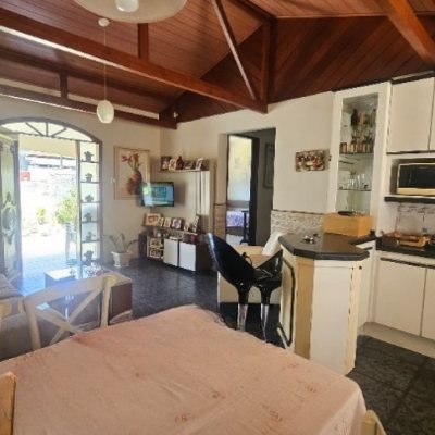 Casa Residencial com 130m², 3 quartos (sendo 1 suíte), 1 garagem, no bairro Rio Tavares em Florianópolis