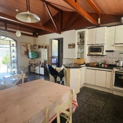 Casa Residencial com 130m², 3 quartos (sendo 1 suíte), 1 garagem, no bairro Rio Tavares em Florianópolis