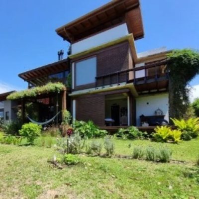 Casa Residencial com 362m², 3 quartos (sendo 1 suíte), 2 garagens, no bairro Rio Tavares em Florianópolis
