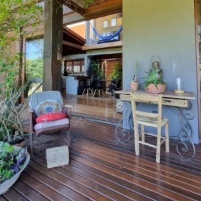 Casa Residencial com 362m², 3 quartos (sendo 1 suíte), 2 garagens, no bairro Rio Tavares em Florianópolis