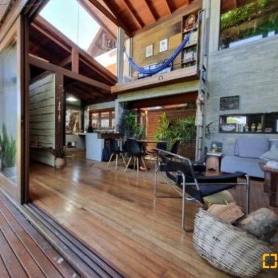 Casa Residencial com 362m², 3 quartos (sendo 1 suíte), 2 garagens, no bairro Rio Tavares em Florianópolis