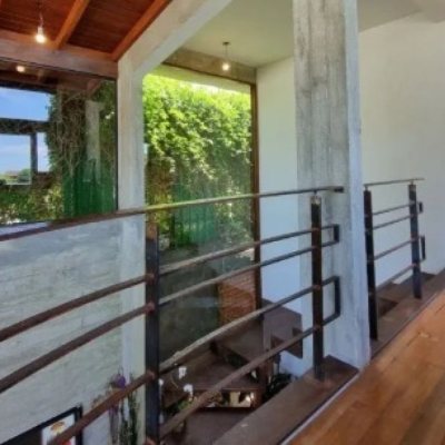 Casa Residencial com 362m², 3 quartos (sendo 1 suíte), 2 garagens, no bairro Rio Tavares em Florianópolis
