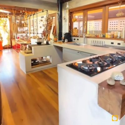 Casa Residencial com 362m², 3 quartos (sendo 1 suíte), 2 garagens, no bairro Rio Tavares em Florianópolis