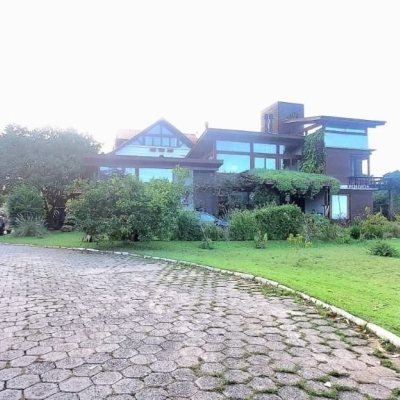Casa Residencial com 362m², 3 quartos (sendo 1 suíte), 2 garagens, no bairro Rio Tavares em Florianópolis