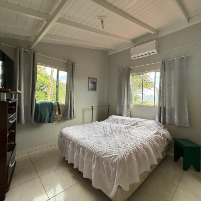 Casa Residencial com 154m², 2 quartos (sendo 1 suíte), 1 garagem, no bairro Ponta De Baixo em São José