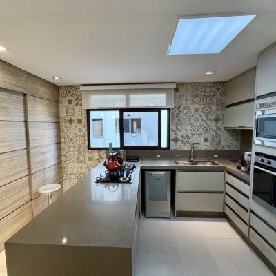Apartamentos com 130m², 4 quartos (sendo 2 suítes), 3 garagens, no bairro Agronômica em Florianópolis