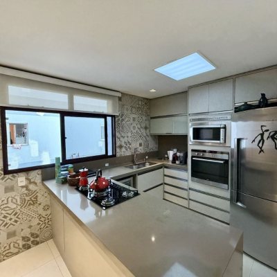 Apartamentos com 130m², 4 quartos (sendo 2 suítes), 3 garagens, no bairro Agronômica em Florianópolis