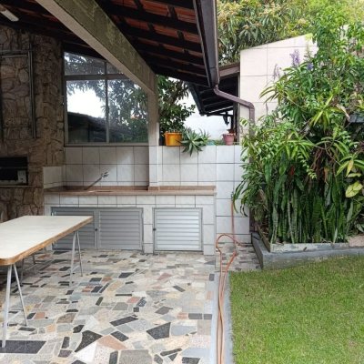 Casa Residencial com 139m², 3 quartos (sendo 1 suíte), 2 garagens, no bairro Jardim Atlântico em Florianópolis