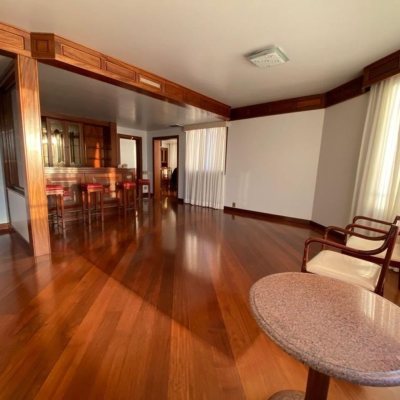 Apartamentos com 283m², 3 quartos (sendo 2 suítes), 2 garagens, no bairro Beira Mar em Florianópolis