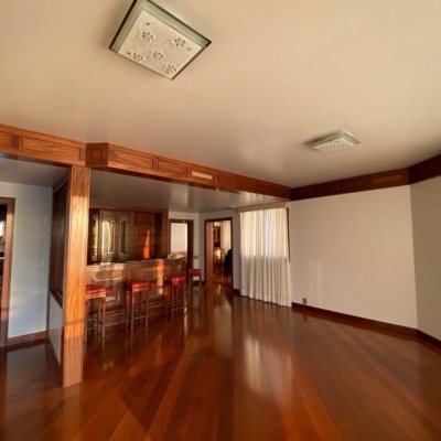 Apartamentos com 283m², 3 quartos (sendo 2 suítes), 2 garagens, no bairro Beira Mar em Florianópolis