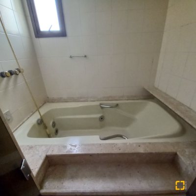 Apartamentos com 283m², 3 quartos (sendo 2 suítes), 2 garagens, no bairro Beira Mar em Florianópolis