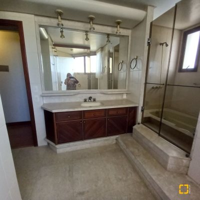 Apartamentos com 283m², 3 quartos (sendo 2 suítes), 2 garagens, no bairro Beira Mar em Florianópolis