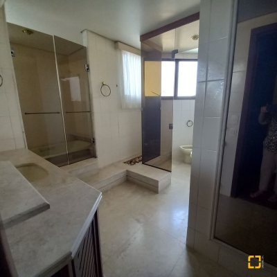 Apartamentos com 283m², 3 quartos (sendo 2 suítes), 2 garagens, no bairro Beira Mar em Florianópolis