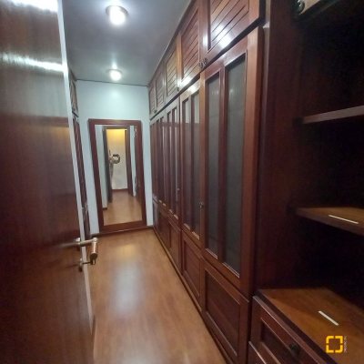 Apartamentos com 283m², 3 quartos (sendo 2 suítes), 2 garagens, no bairro Beira Mar em Florianópolis