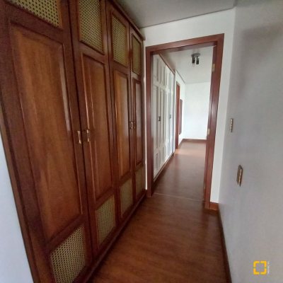 Apartamentos com 283m², 3 quartos (sendo 2 suítes), 2 garagens, no bairro Beira Mar em Florianópolis
