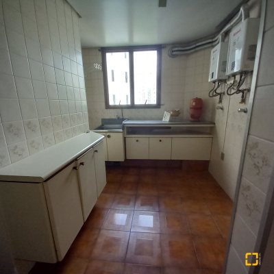 Apartamentos com 283m², 3 quartos (sendo 2 suítes), 2 garagens, no bairro Beira Mar em Florianópolis