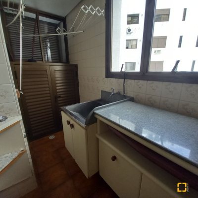 Apartamentos com 283m², 3 quartos (sendo 2 suítes), 2 garagens, no bairro Beira Mar em Florianópolis