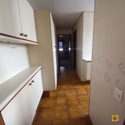 Apartamentos com 283m², 3 quartos (sendo 2 suítes), 2 garagens, no bairro Beira Mar em Florianópolis