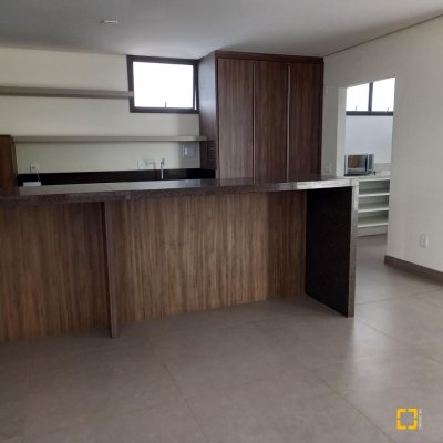 Apartamentos com 283m², 3 quartos (sendo 2 suítes), 2 garagens, no bairro Beira Mar em Florianópolis