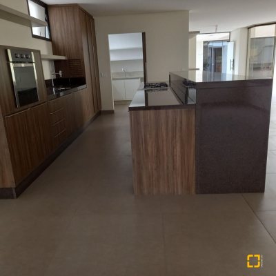 Apartamentos com 283m², 3 quartos (sendo 2 suítes), 2 garagens, no bairro Beira Mar em Florianópolis