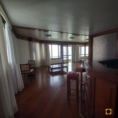 Apartamentos com 283m², 3 quartos (sendo 2 suítes), 2 garagens, no bairro Beira Mar em Florianópolis