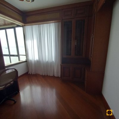 Apartamentos com 283m², 3 quartos (sendo 2 suítes), 2 garagens, no bairro Beira Mar em Florianópolis