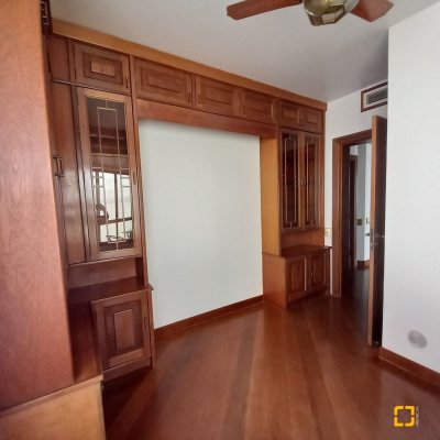 Apartamentos com 283m², 3 quartos (sendo 2 suítes), 2 garagens, no bairro Beira Mar em Florianópolis