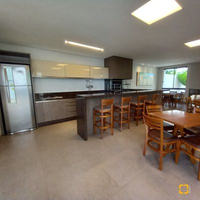Apartamentos com 283m², 3 quartos (sendo 2 suítes), 2 garagens, no bairro Beira Mar em Florianópolis
