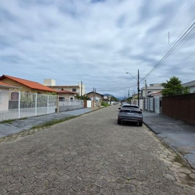 Terrenos Residenciais com 360m², no bairro Carianos em Florianópolis