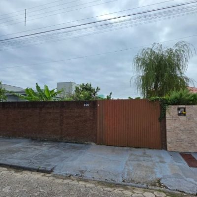Terrenos Residenciais com 360m², no bairro Carianos em Florianópolis