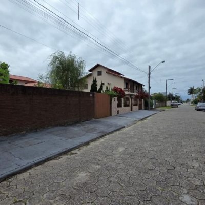 Terrenos Residenciais com 360m², no bairro Carianos em Florianópolis