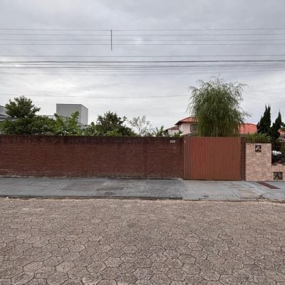 Terrenos Residenciais com 360m², no bairro Carianos em Florianópolis