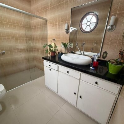 Casa Residencial com 241m², 5 quartos (sendo 2 suítes), 4 garagens, no bairro Bom Abrigo em Florianópolis