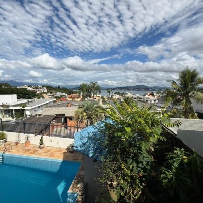 Casa Residencial com 241m², 5 quartos (sendo 2 suítes), 4 garagens, no bairro Bom Abrigo em Florianópolis