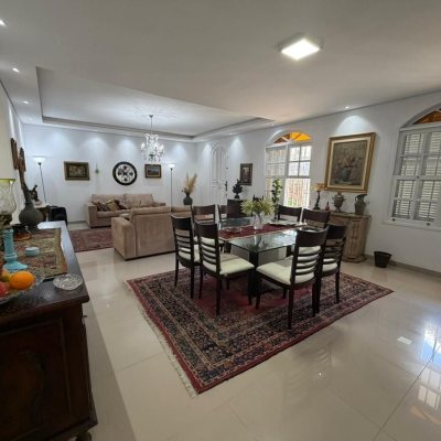 Casa Residencial com 241m², 5 quartos (sendo 2 suítes), 4 garagens, no bairro Bom Abrigo em Florianópolis