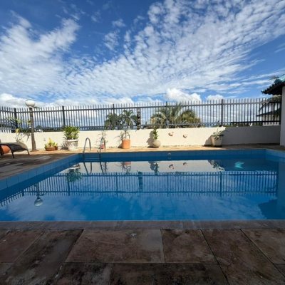 Casa Residencial com 241m², 5 quartos (sendo 2 suítes), 4 garagens, no bairro Bom Abrigo em Florianópolis