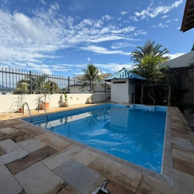 Casa Residencial com 241m², 5 quartos (sendo 2 suítes), 4 garagens, no bairro Bom Abrigo em Florianópolis