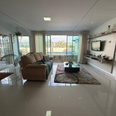 Casa Residencial com 241m², 5 quartos (sendo 2 suítes), 4 garagens, no bairro Bom Abrigo em Florianópolis