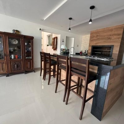 Casa Residencial com 241m², 5 quartos (sendo 2 suítes), 4 garagens, no bairro Bom Abrigo em Florianópolis