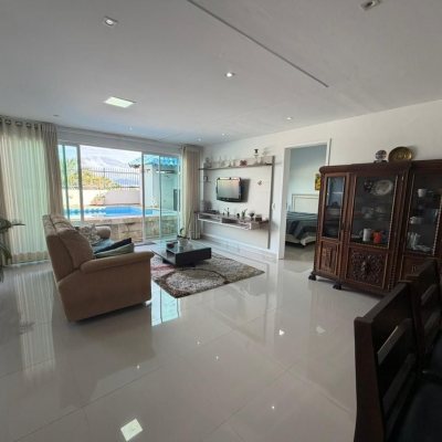 Casa Residencial com 241m², 5 quartos (sendo 2 suítes), 4 garagens, no bairro Bom Abrigo em Florianópolis