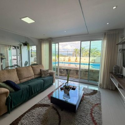 Casa Residencial com 241m², 5 quartos (sendo 2 suítes), 4 garagens, no bairro Bom Abrigo em Florianópolis
