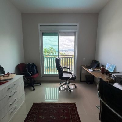 Casa Residencial com 241m², 5 quartos (sendo 2 suítes), 4 garagens, no bairro Bom Abrigo em Florianópolis