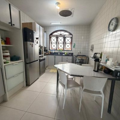 Casa Residencial com 241m², 5 quartos (sendo 2 suítes), 4 garagens, no bairro Bom Abrigo em Florianópolis