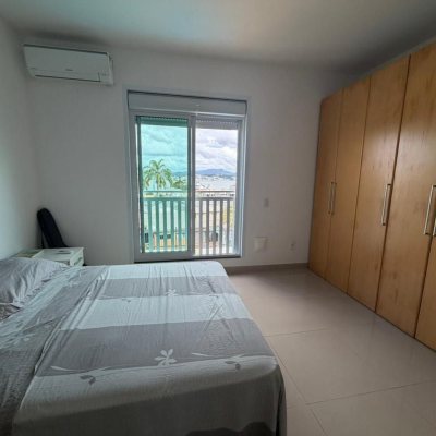 Casa Residencial com 241m², 5 quartos (sendo 2 suítes), 4 garagens, no bairro Bom Abrigo em Florianópolis
