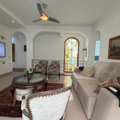 Casa Residencial com 241m², 5 quartos (sendo 2 suítes), 4 garagens, no bairro Bom Abrigo em Florianópolis