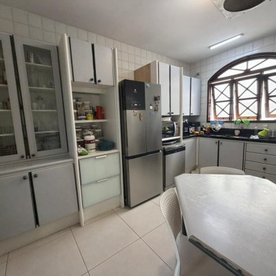 Casa Residencial com 241m², 5 quartos (sendo 2 suítes), 4 garagens, no bairro Bom Abrigo em Florianópolis