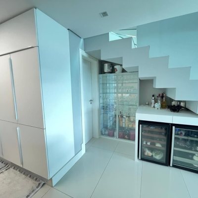 Apartamentos com 280m², 4 quartos (sendo 4 suítes), 4 garagens, no bairro Canasvieiras em Florianópolis
