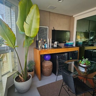 Apartamentos com 129m², 3 quartos (sendo 2 suítes), 2 garagens, no bairro Agronômica em Florianópolis