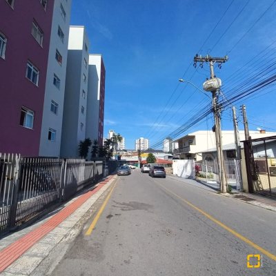 Apartamentos com 68m², 3 quartos, 1 garagem, no bairro Barreiros em São José